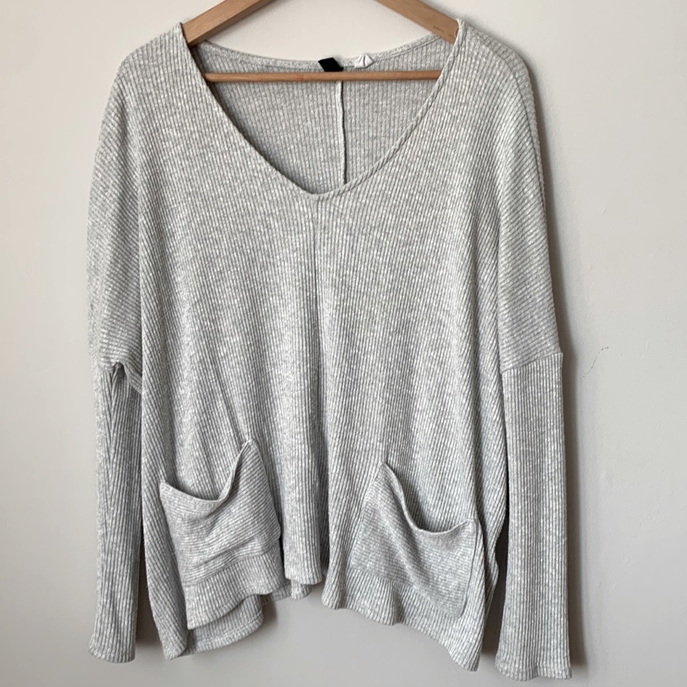BDG | light grey v-neck sweater with pockets